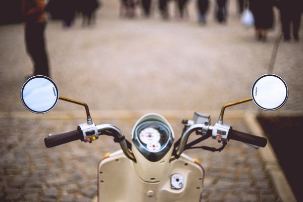 Comment bien ajuster les rétroviseurs pour les conducteurs de grande taille afin d'éliminer les angles morts?